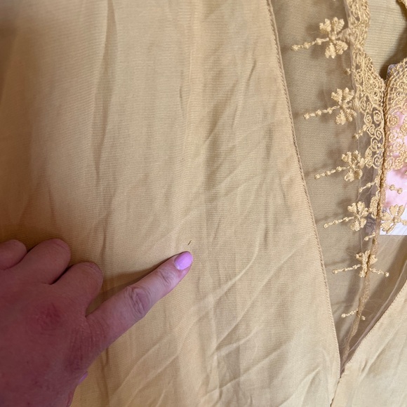 Yellow Lace Trim V-Neck Women's Top Size Large - Picture 4 of 7